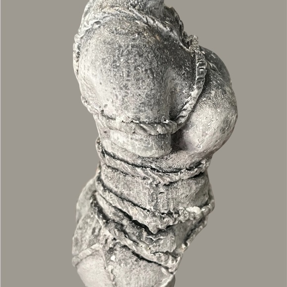 Gray “woman” candle 🕯️ FIRM PRICE, FIRST COME FIRST SERVE NO OFFERS🗣️ - Picture 3 of 8